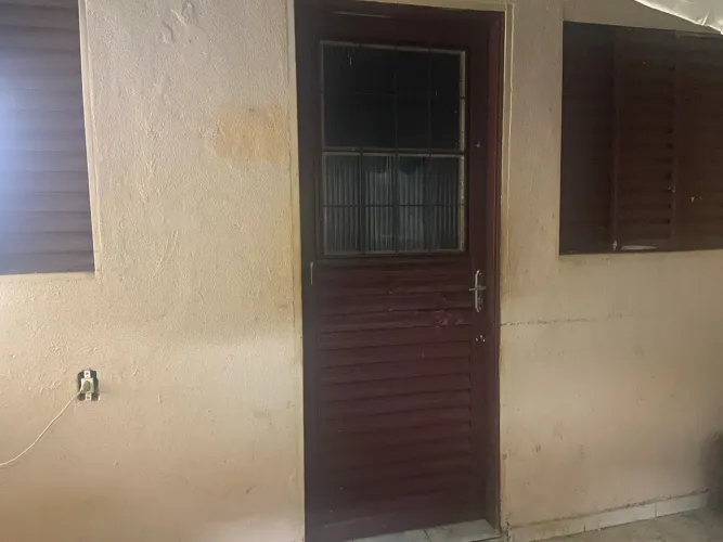 Alugo Casa de Fundos - QNO 7