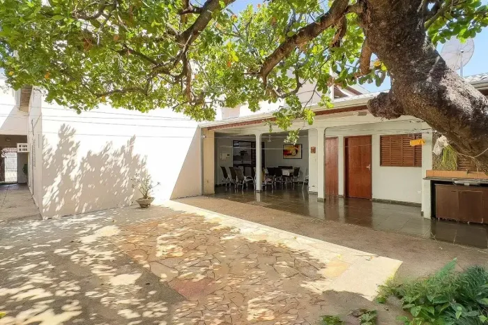 Casa térrea Jd. Tropical - 4 quartos - energia solar - Churrasqueira