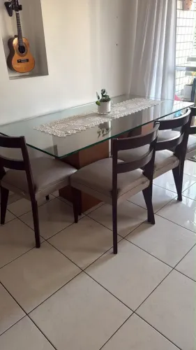 [AVARIA/LER ANÚNCIO] MESA COM 4 CADEIRAS PRECISANDO DE REFORMA