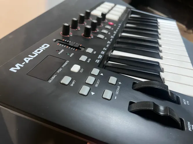 M-AUDIO OXIGEN 25 controladora