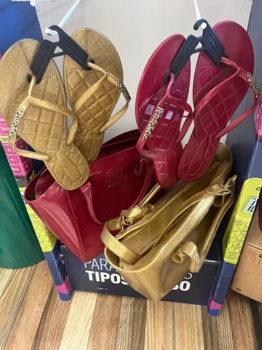 2 bolsas + 2 rasteira da Petite Jolie