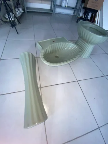 conjunto de louça sanitária retrô em formato de concha. É