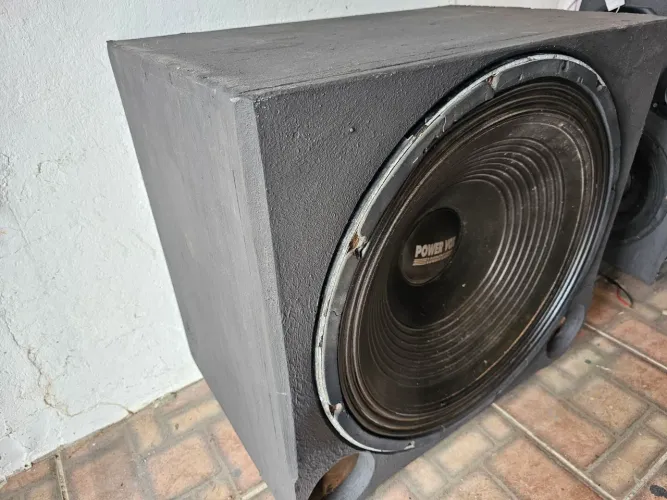 Caixa de som com altofalante de 21"