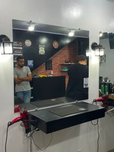 Espelho e bancada para salão