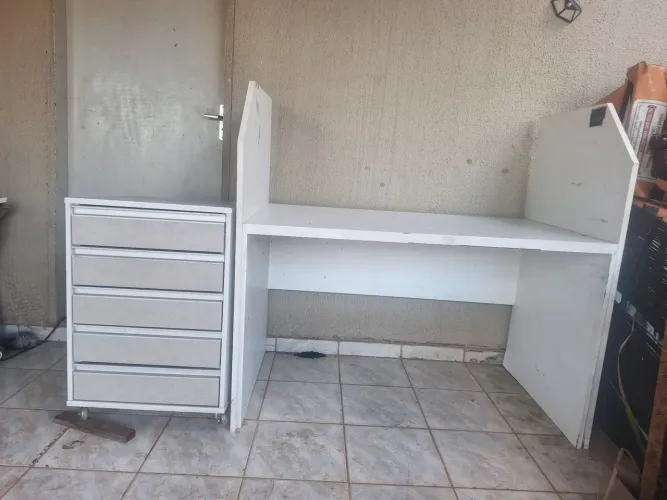 Mesa de Escritorio com Gavetas