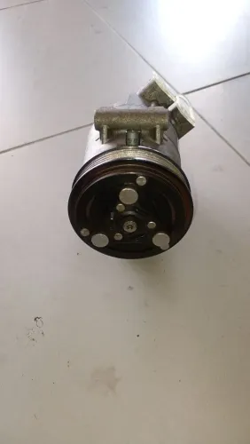 Compressor do ar condicionado automotivo Fiat Argo.