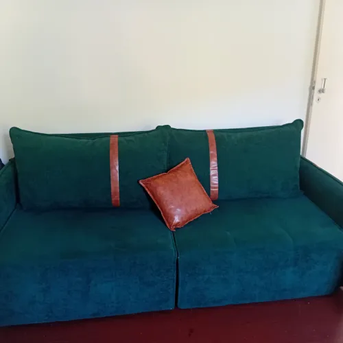 Sofá em veludo verde escuro retrátil | design moderno e elegante