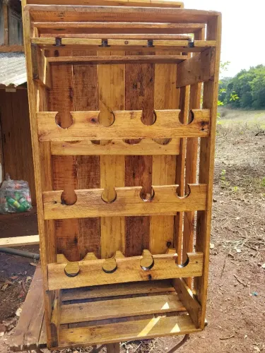 Vendo adega rústica de 12 garrafas e 4 taças