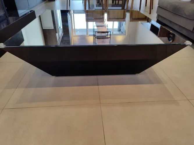 Mesa de centro laqueada e espelhada medindo 1,10x1,10x 0,36 altura