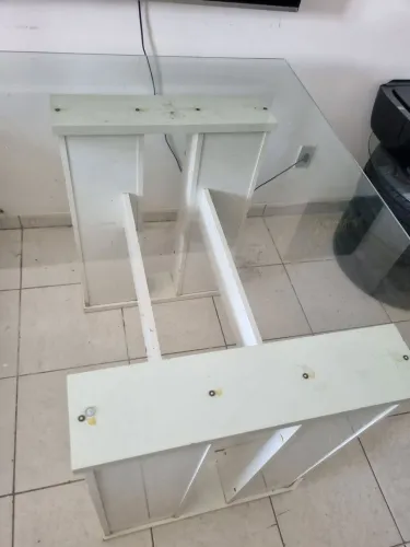 Mesa de jantar, com vidro incolor com a base branca