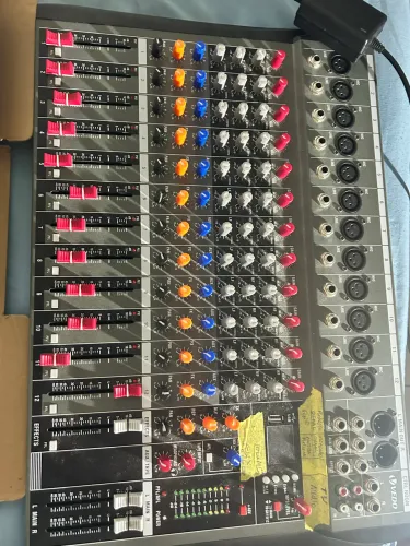 Mesa de som seminova analógica Veda VDA212L 12 canais