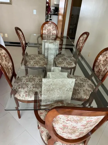 Conjunto de 8 cadeiras clássicas em madeira: 6 sem braços + 2 com braços