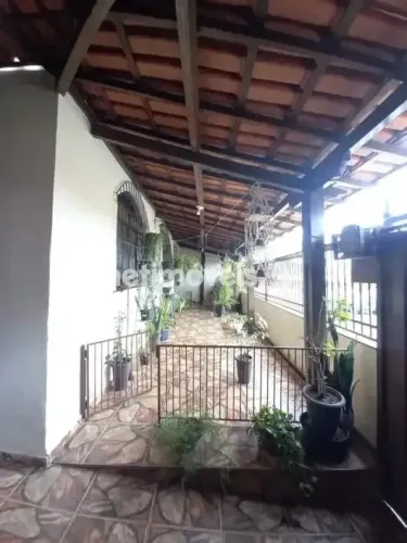 Casa Linear à venda com 3 quartos e 4 vagas, 3 barracões, 360m²; - Rio Branco