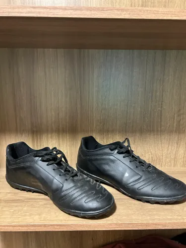 chuteira umbro preta 43 (sem caixa)