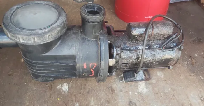 Bomba de piscina usada