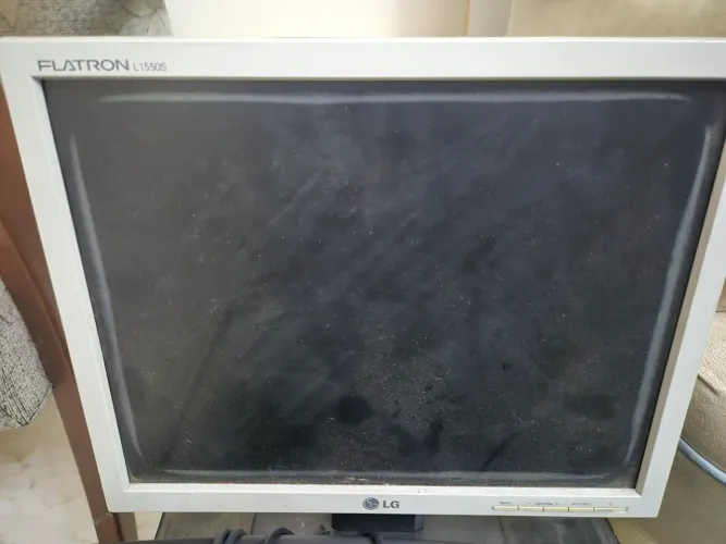 Monitores LCD Antigos (LG Flatron L1550S e ViewSonic)