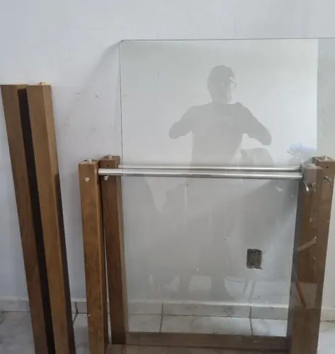 Mesa com tampao de vidro ou só o vidro. 