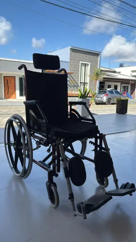 Cadeira de rodas e cadeira de banho