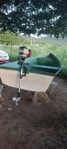 Barco com motor e dois remos 