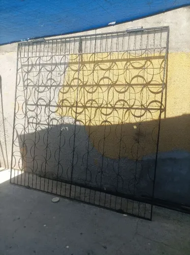 Vendo portão de ferro 2.40 x 2.40