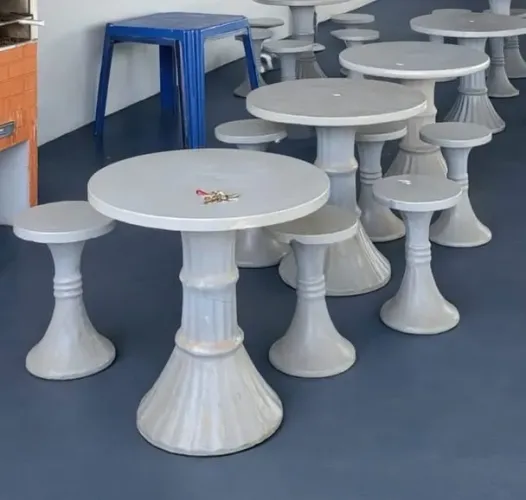 Conjunto de mesa com 4 bancos