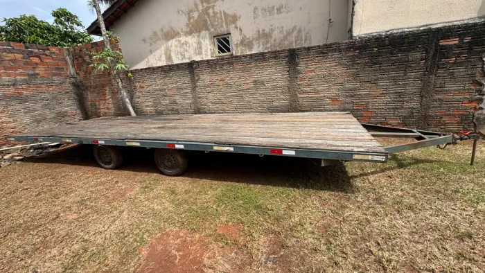 Carretinha de 8 metros por 2.70 largura  vendo ou troco por carro 