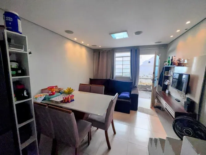 Casa 2 quartos com 1 vaga de garagem localizada no bairro Heliópolis