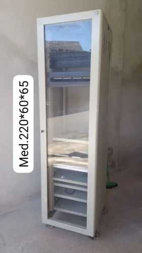Rack servidor com bandejas e chave