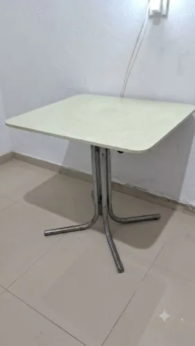 Mesa com tampo de cerâmica