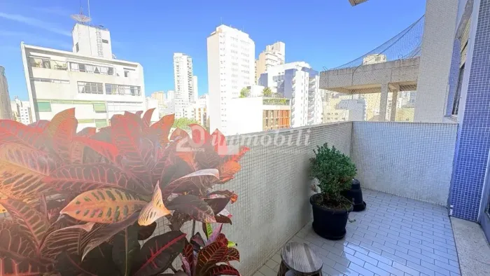 Apartamento amplo de 2 dormitórios com sacada e 1 vaga de garagem