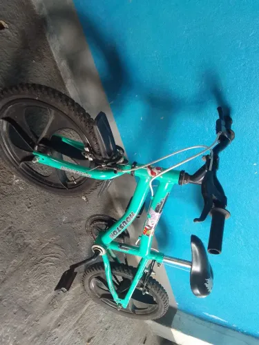 Vende-se uma bicicleta infantil 