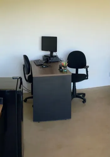 Mesa Para Escritório e Cadeiras