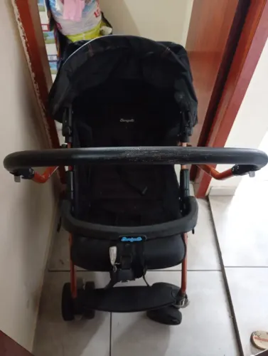 Carrinho de bebê semi novo