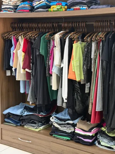 Lote de 50 peças de roupas teen feminina