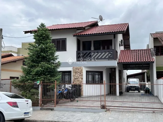 Casa ampla com piscina e excelente localização em Tijucas/SC