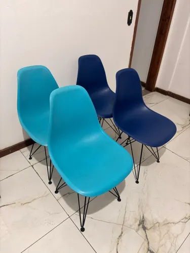Cadeira Eames Eiffel com estrutura de aço.