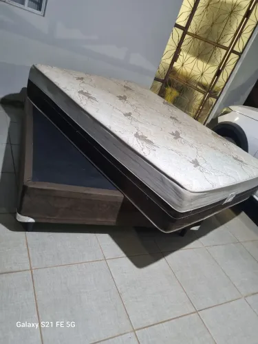 Cama Box casal colchão molas enssacadas em perfeito estado de uso Entrego