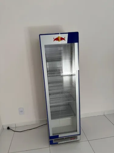 refrigerador expositor vertical slim da Metalfrio personalizado para Red Bull,