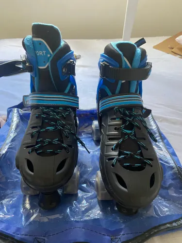 Patins azul com rodinha que pisca