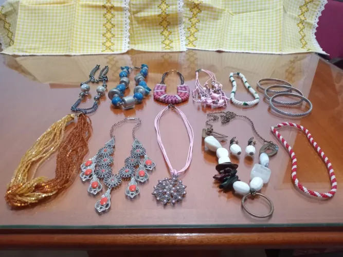 Bijoux : 10 colares ( um deles com brincos) e 3 pulseiras.