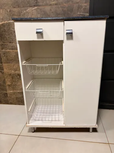 Vendo aparador de cozinha com gaveta e cesta