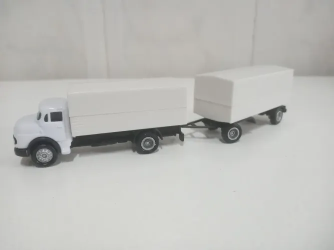 Miniatura de caminhão Mercedes Benz