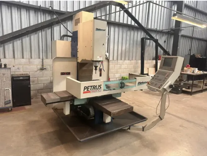 Centro de Usinagem CNC Diplomat Petrus 50100R