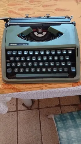 maquina de escrever olivetti lettera 82