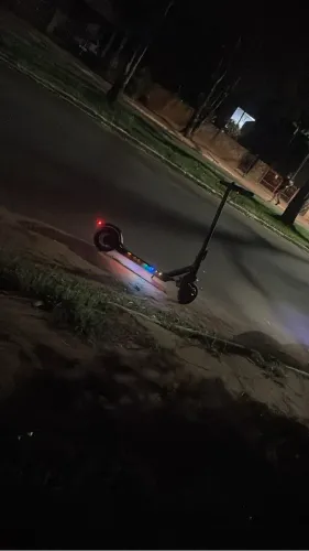 Patinete elétrico com led em baixo peto
