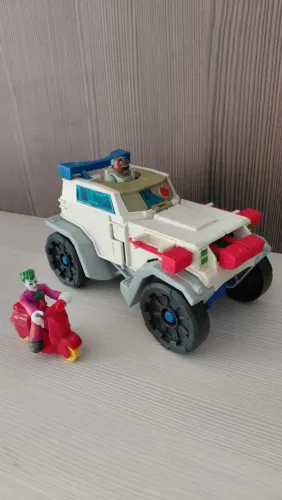 Veículo do Cyborg Imaginext, da linha Teen Titans Go e Lambreta do Coringa.<br><br>R$ 100