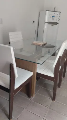 Mesa de janta e armário de cozinha 
