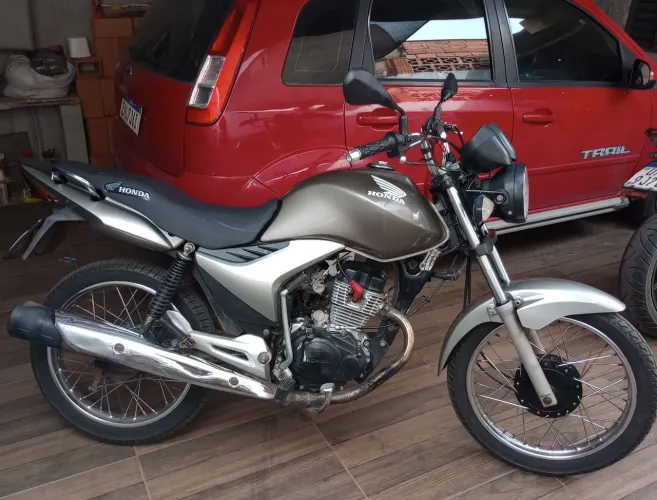 Vendo ou troco por uma outra 150 mais nova ou uma 125 mais volta a moto tá comprando tudo