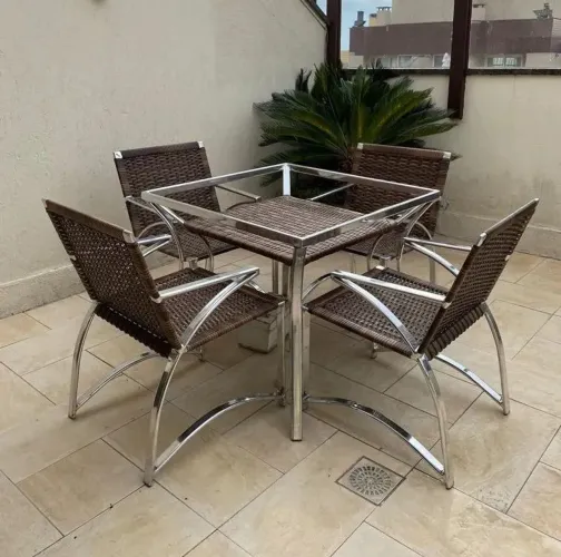 Conjunto de mesa em fibras sintéticas