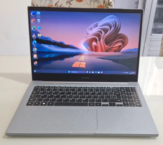 Vendo notebook intel core i5 10`geração 8gb de memória ram ssd 256GB Windows 11 64bits!!